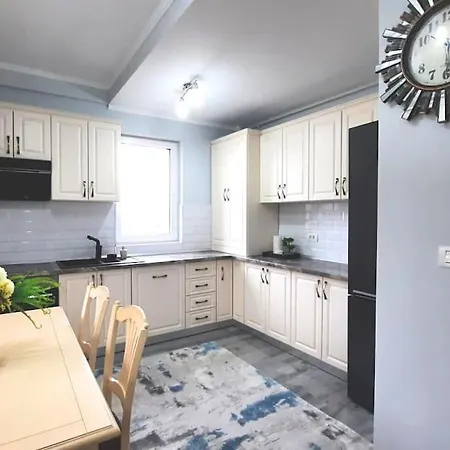 Zaraz Grey Modern With King Bed Apartment *